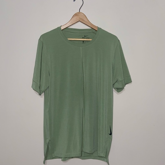 Nike - Dry fit - workout tee - men’s medium